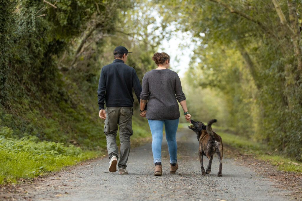 photographie d'un couple avec leur chien