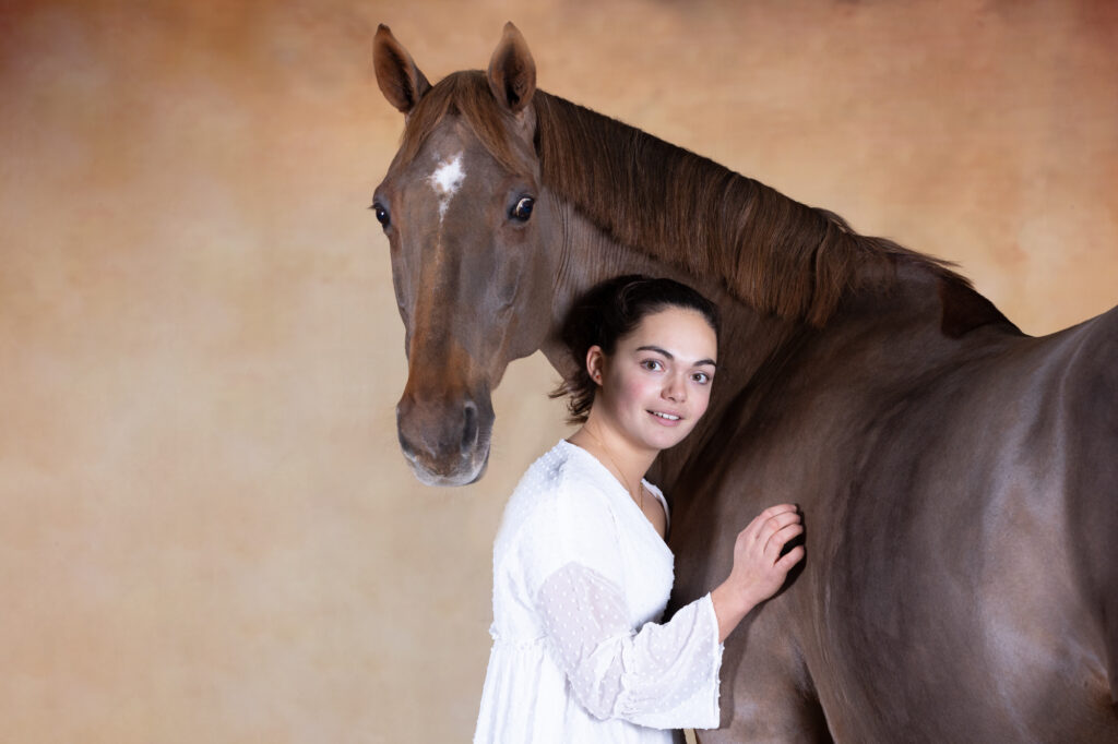 shooting studio équestre cheval fond beige