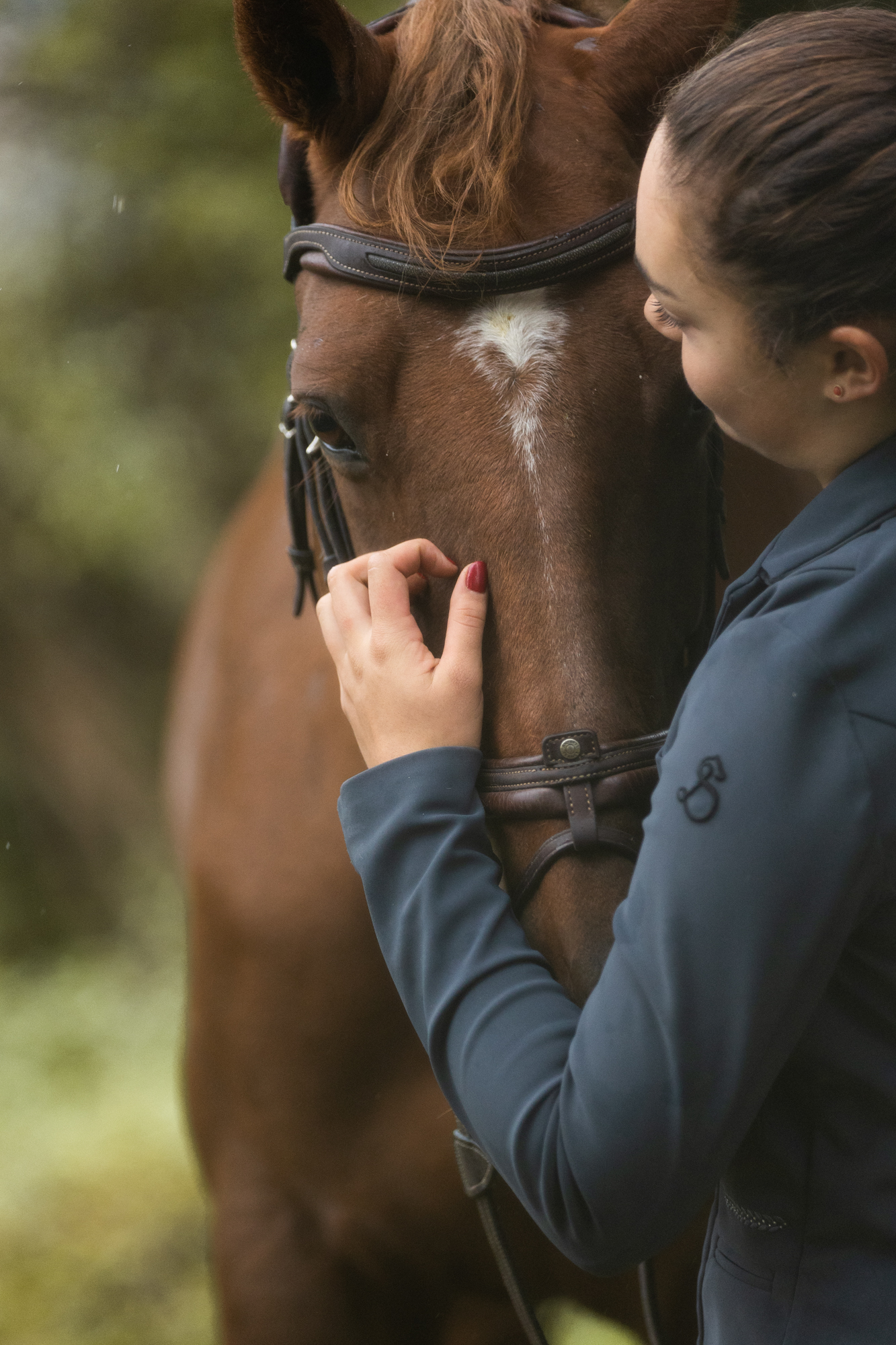 details lors dun shooting entre un cavalier et son cheval