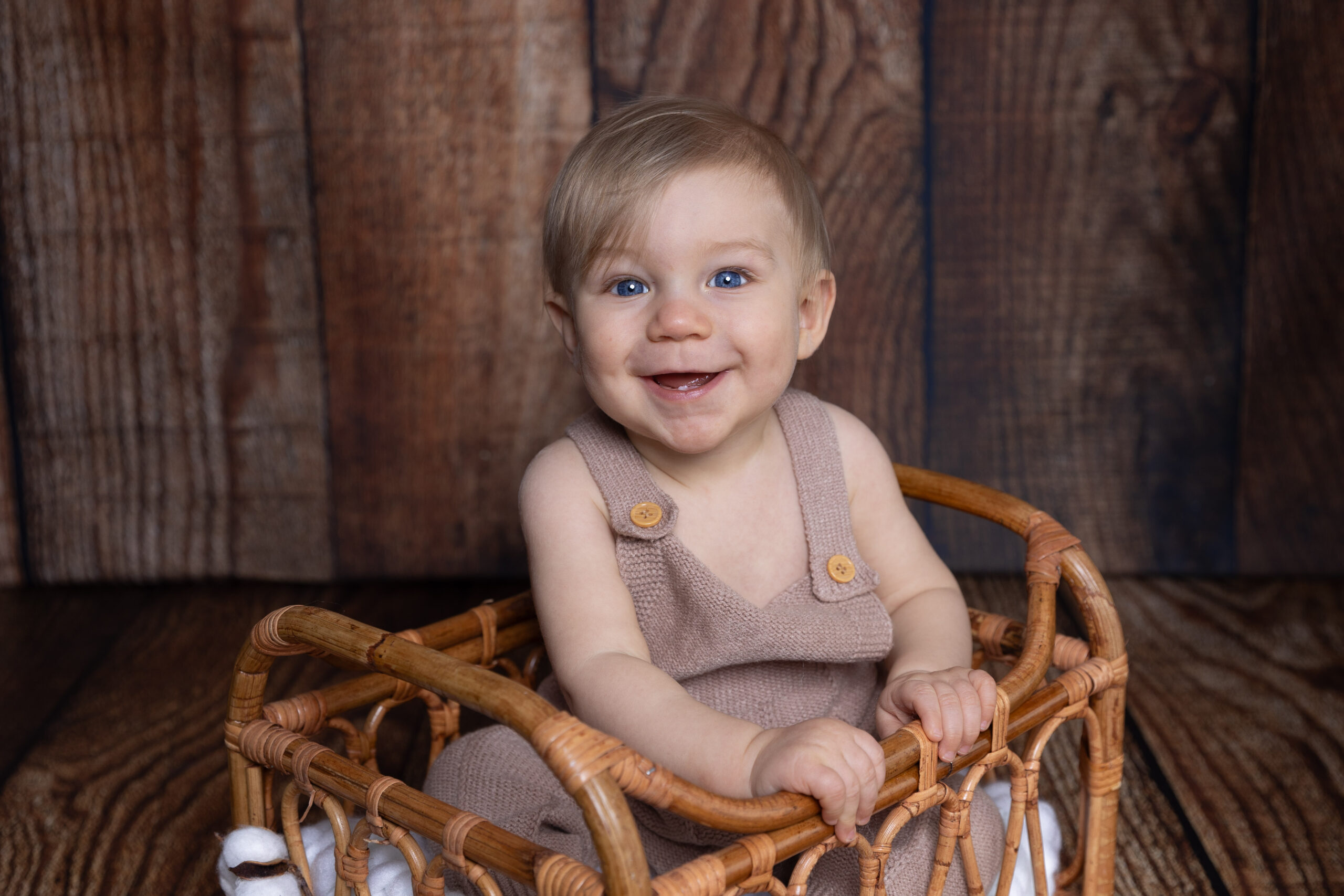 photographie bébé assis dans un décor enfant