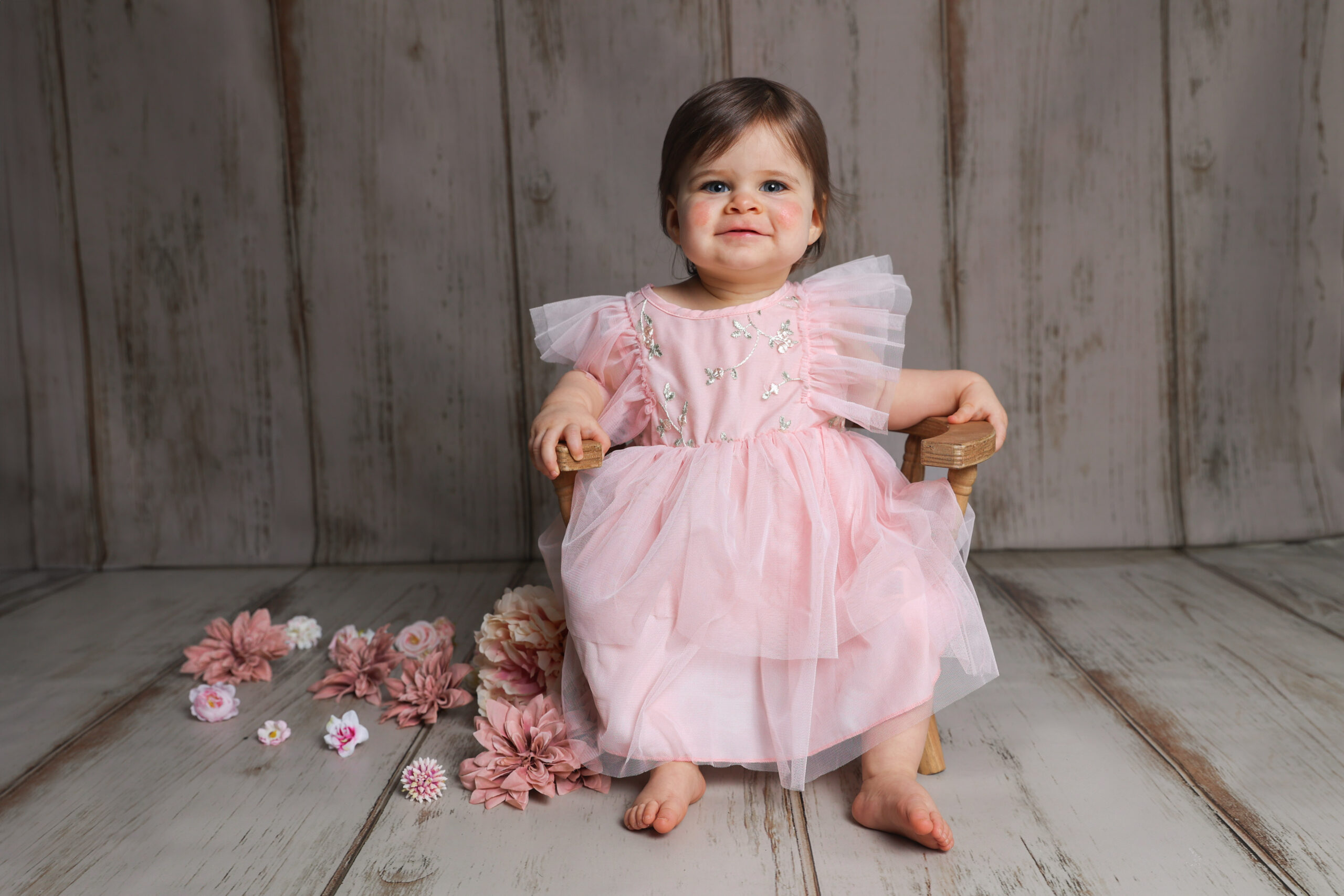 photographie bébé assis dans un décor enfant