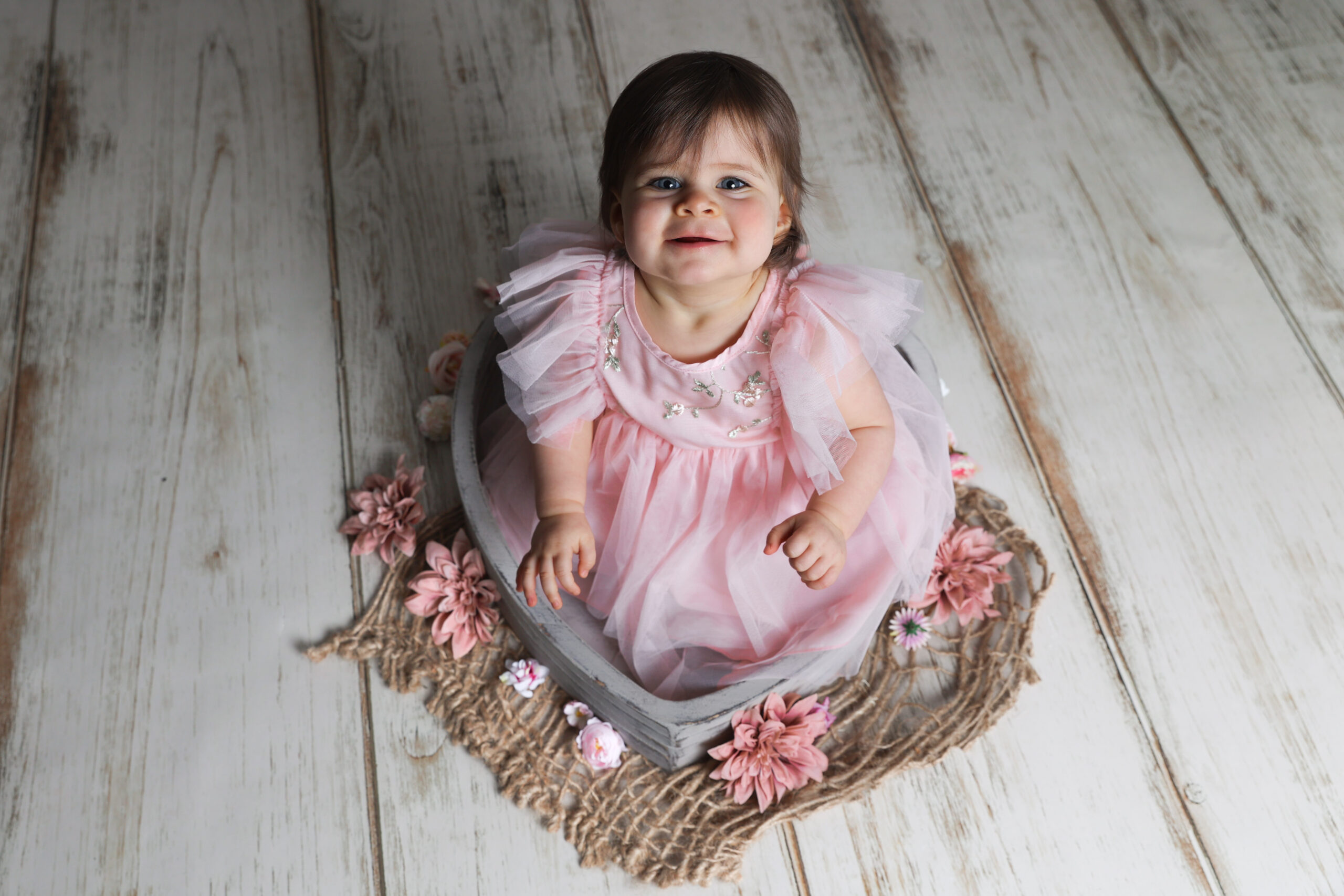photographie bébé assis dans un décor enfant