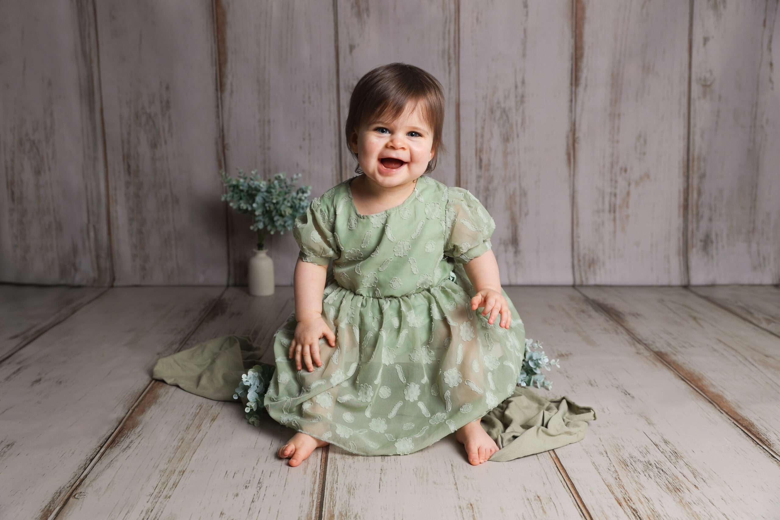 photographie bébé assis dans un décor enfant