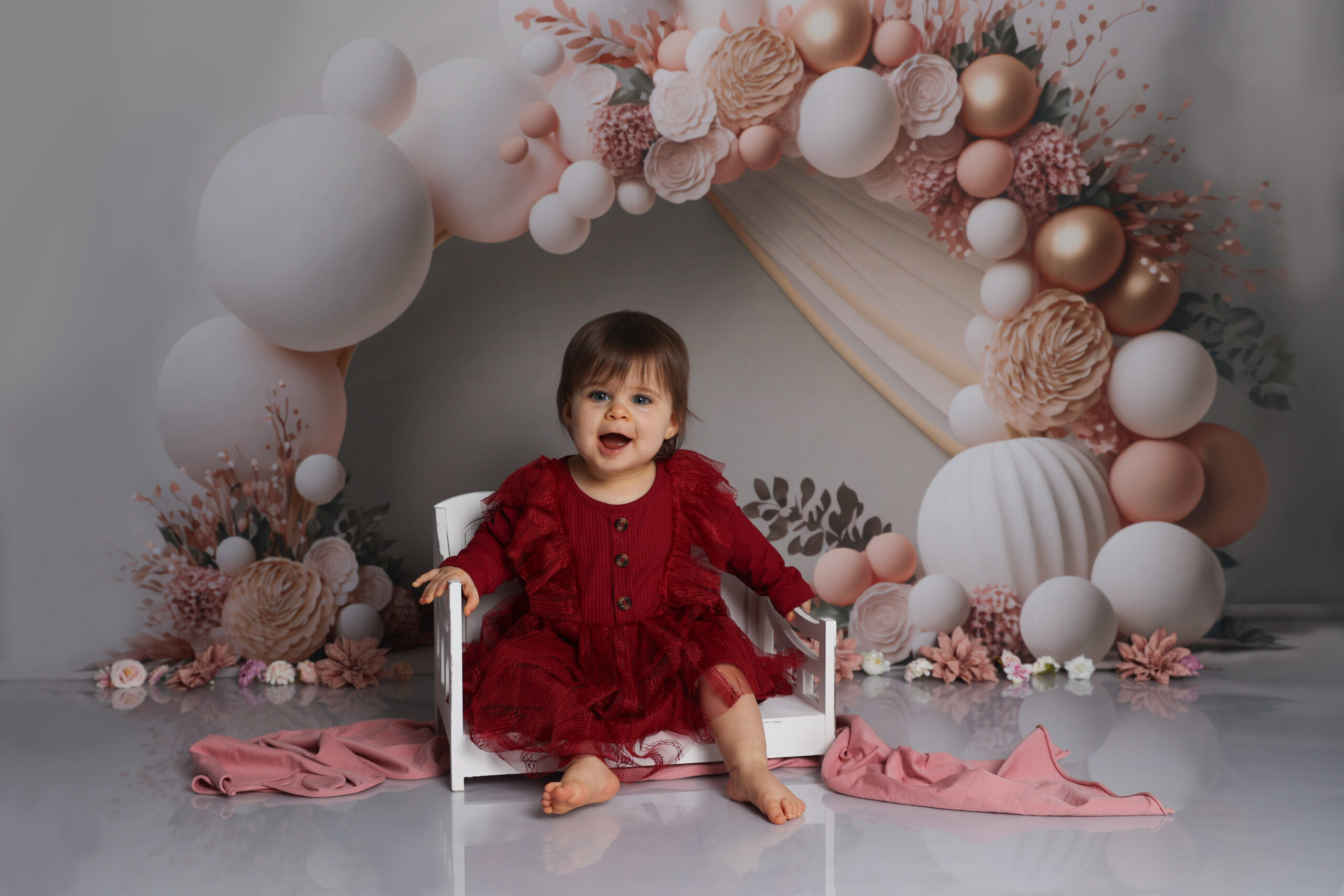 photographie bébé assis dans un décor enfant