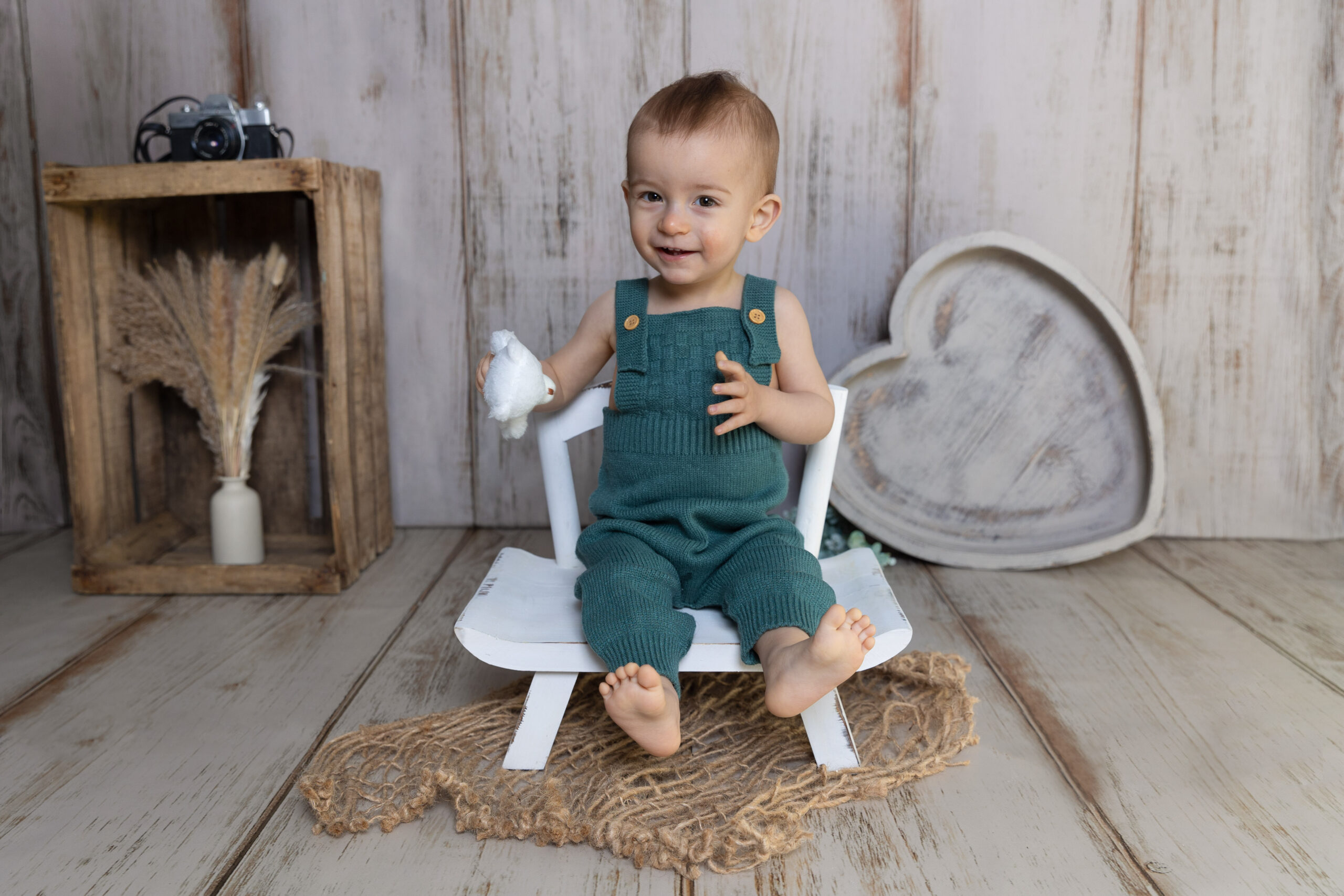 photographie bébé assis dans un décor enfant