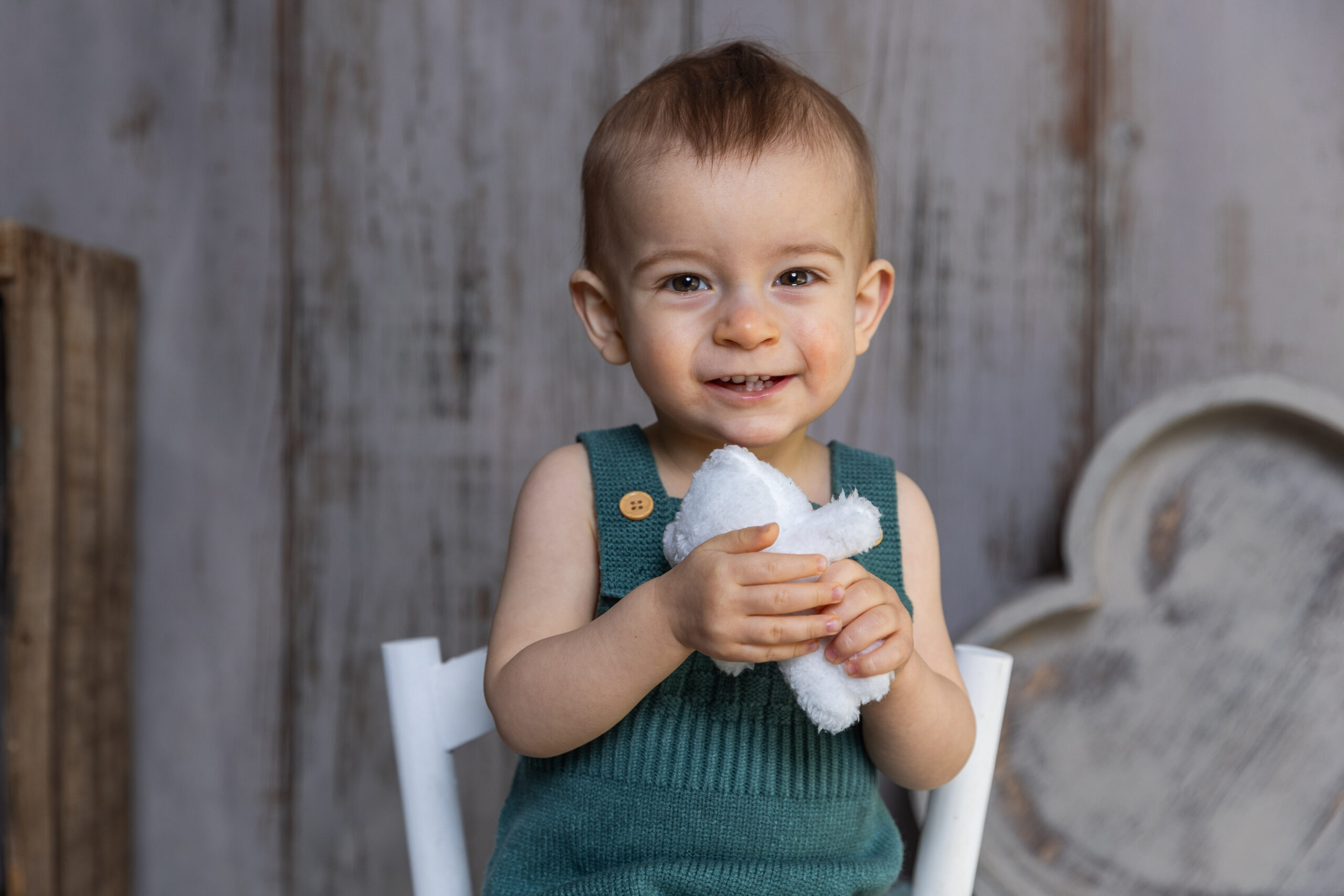 photographie bébé assis dans un décor enfant