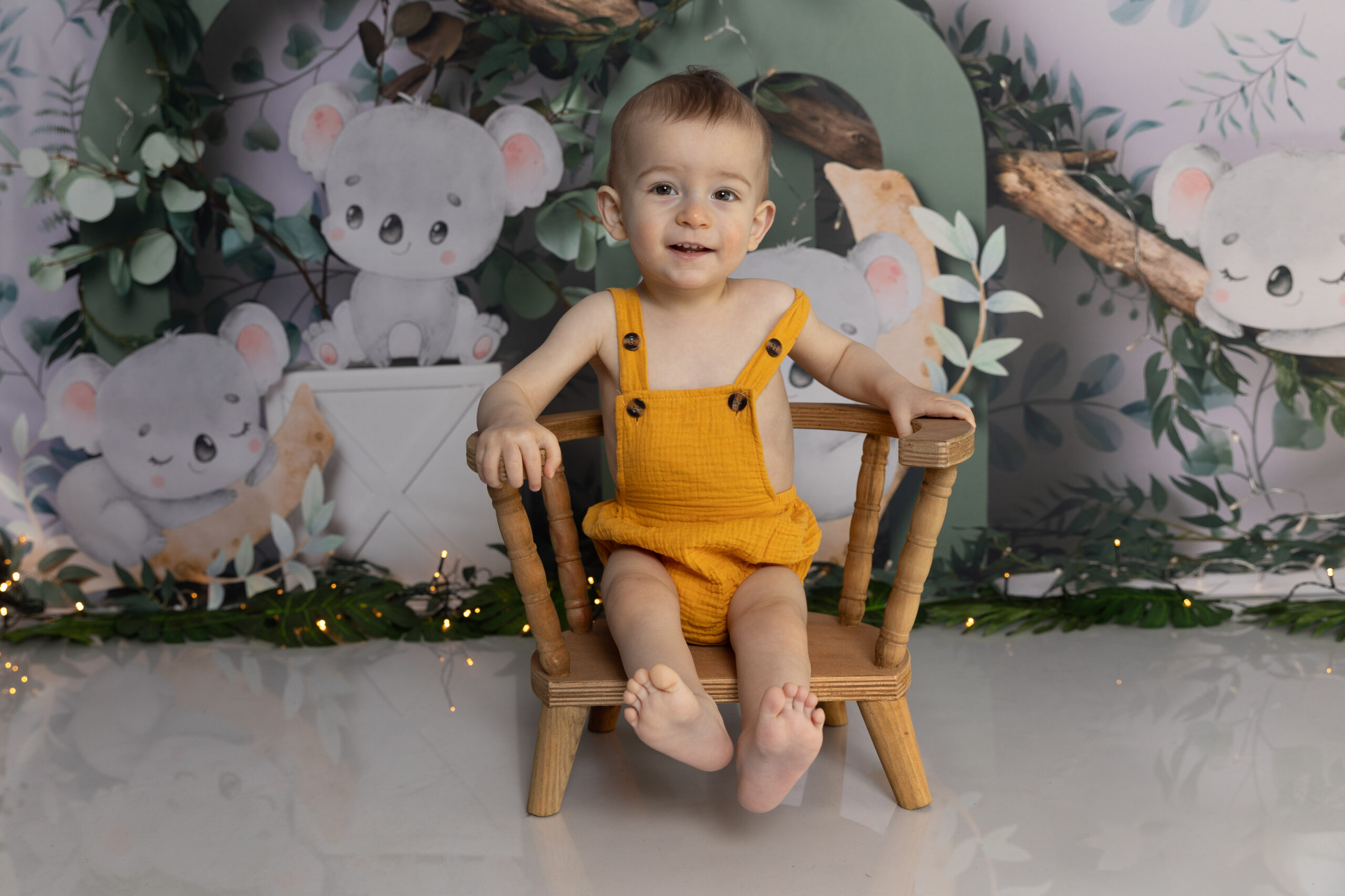 photographie bébé assis dans un décor enfant