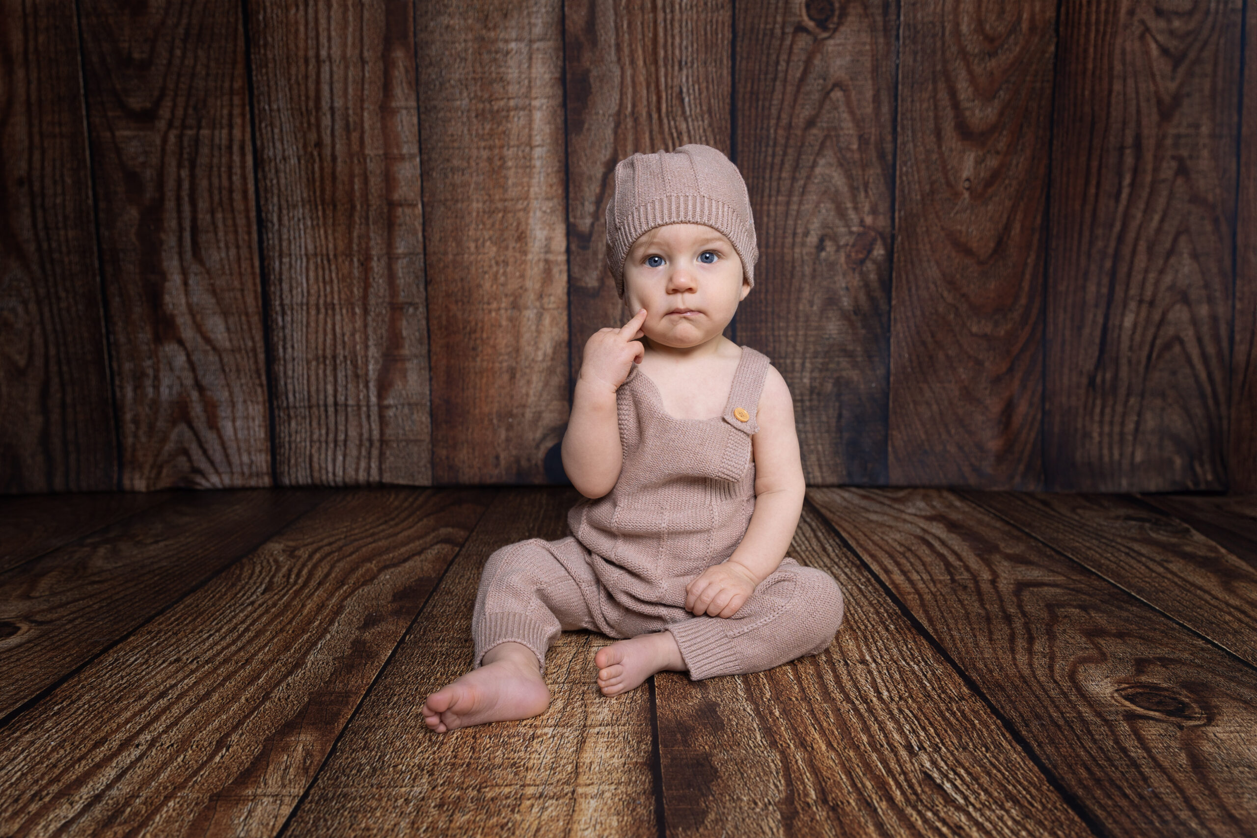 photographie bébé assis dans un décor enfant