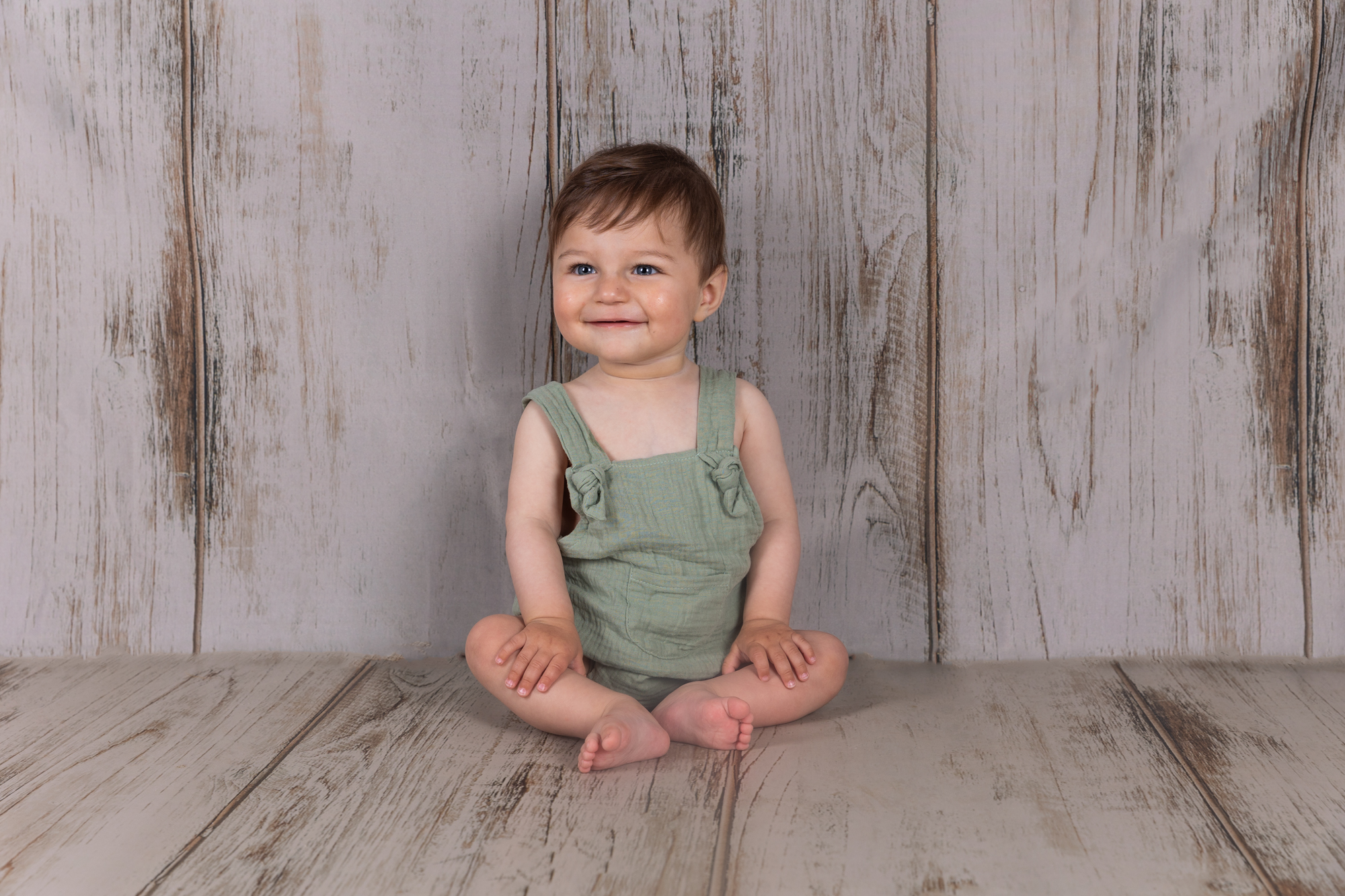 photographie bébé assis dans un décor enfant