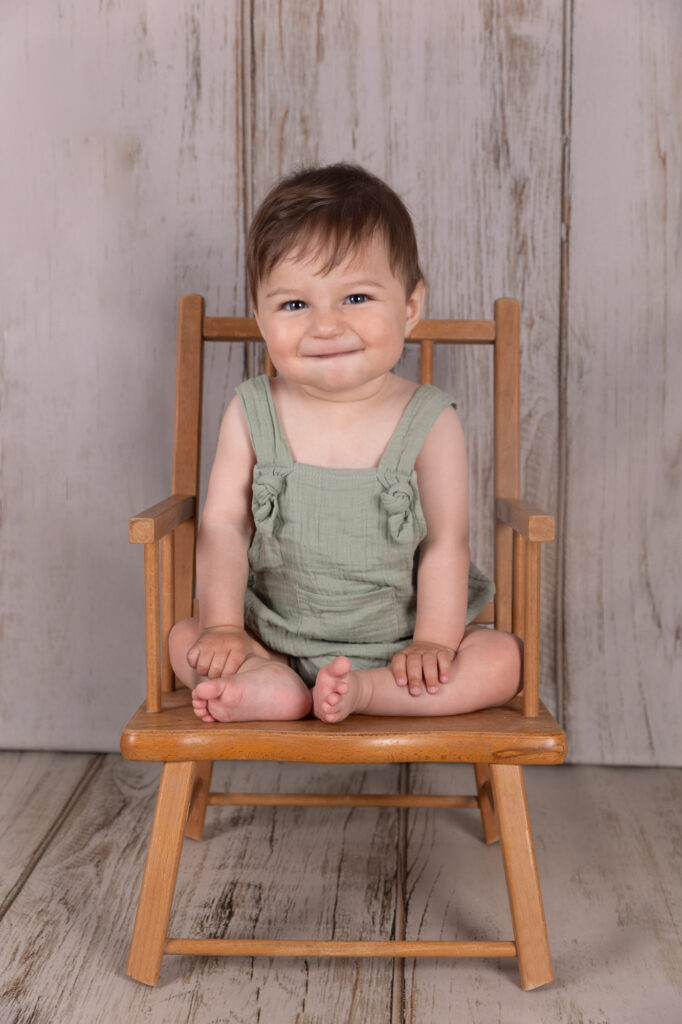 photographie bébé assis dans un décor enfant