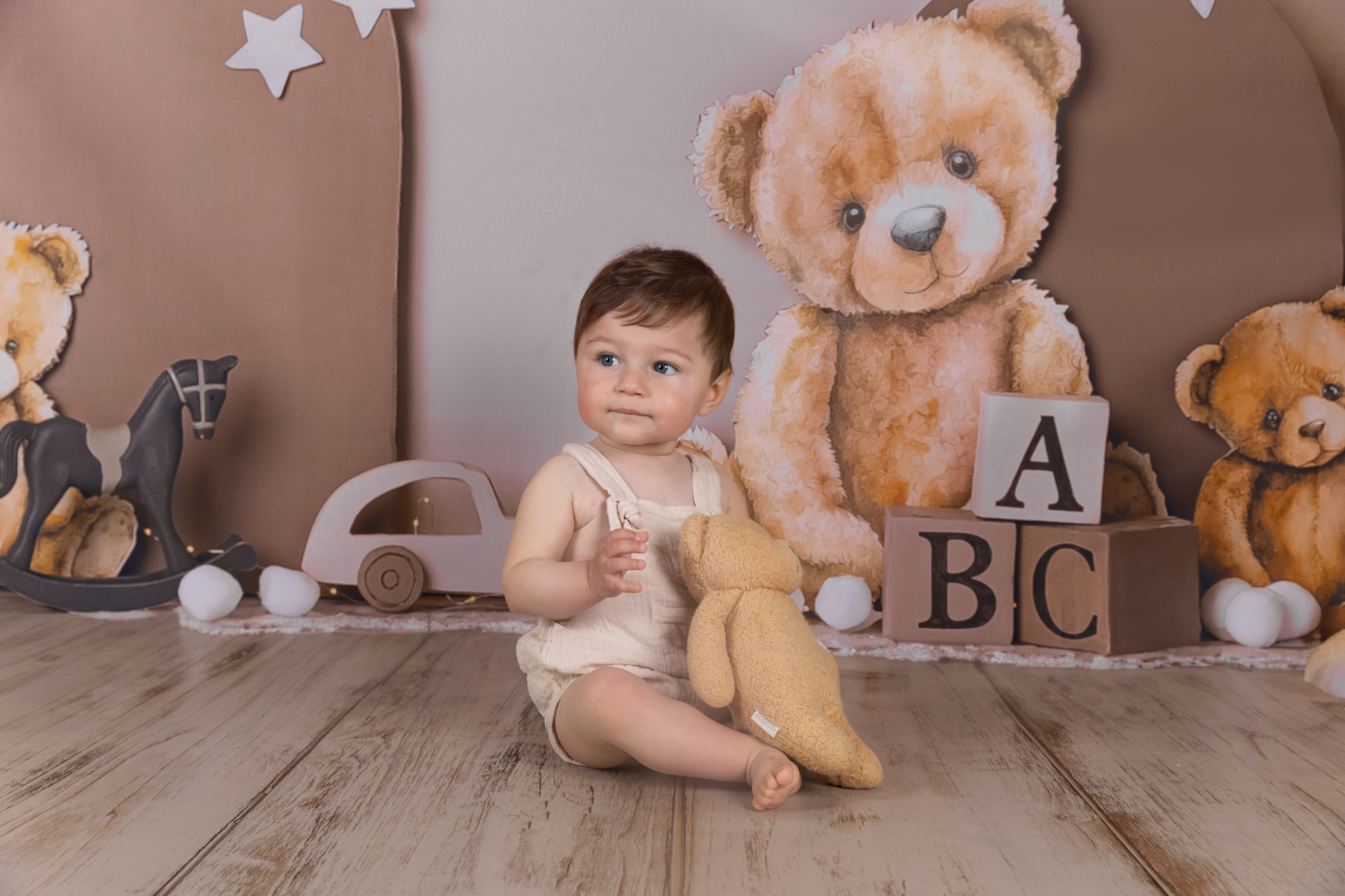 photographie bébé assis dans un décor enfant