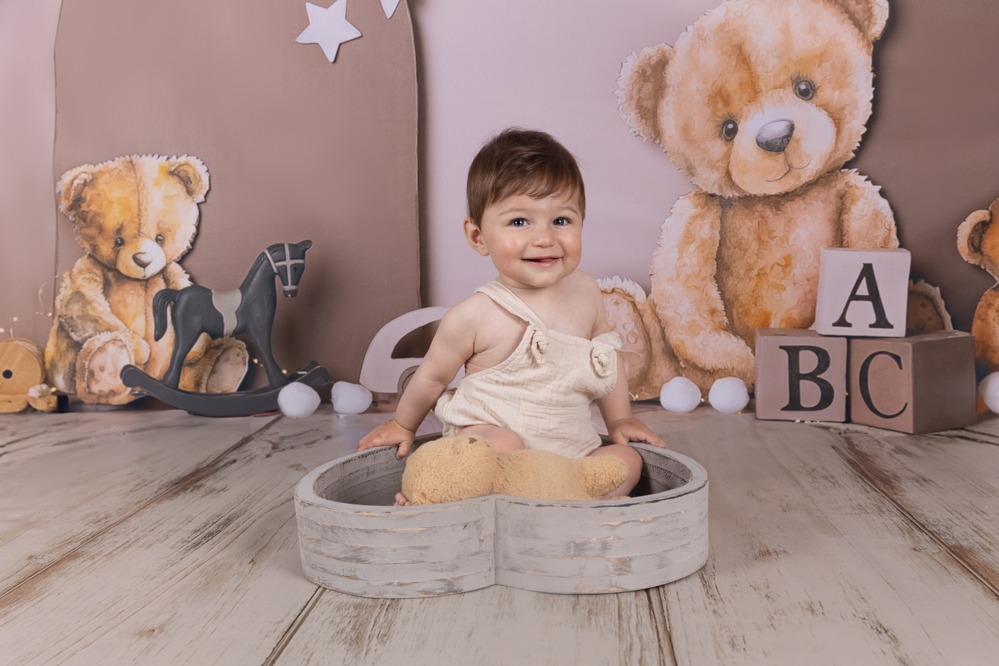 photographie bébé assis dans un décor enfant