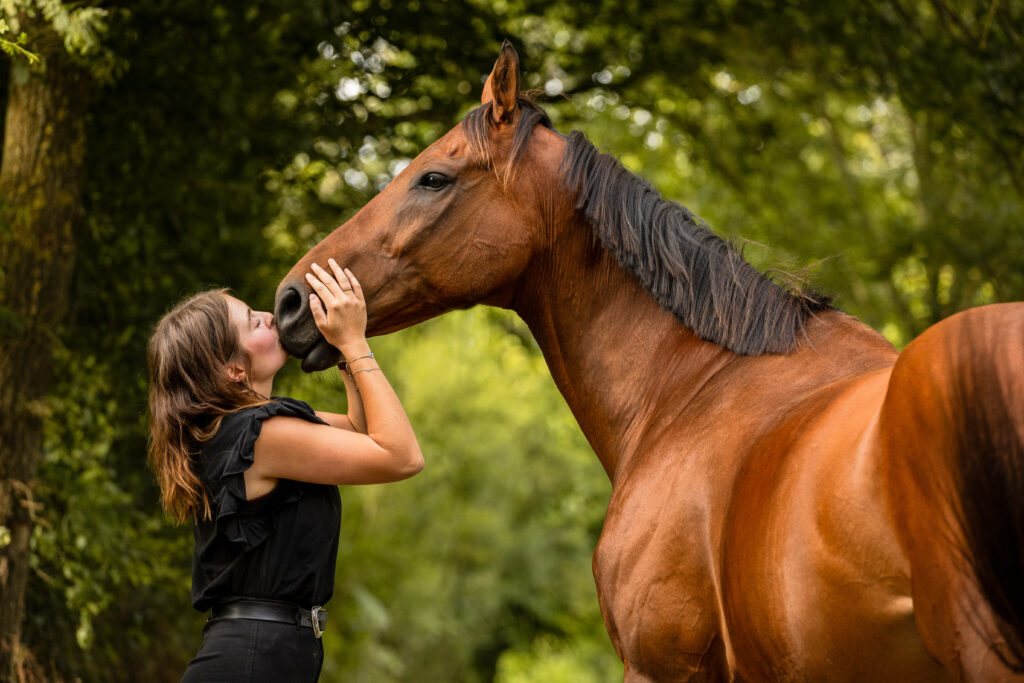 shooting entre cheval et cavalière en extérieur
