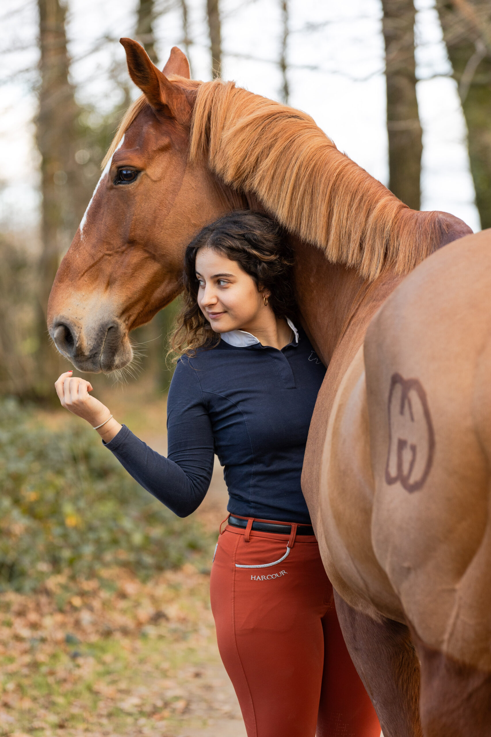 shooting entre cheval et cavalière en extérieur