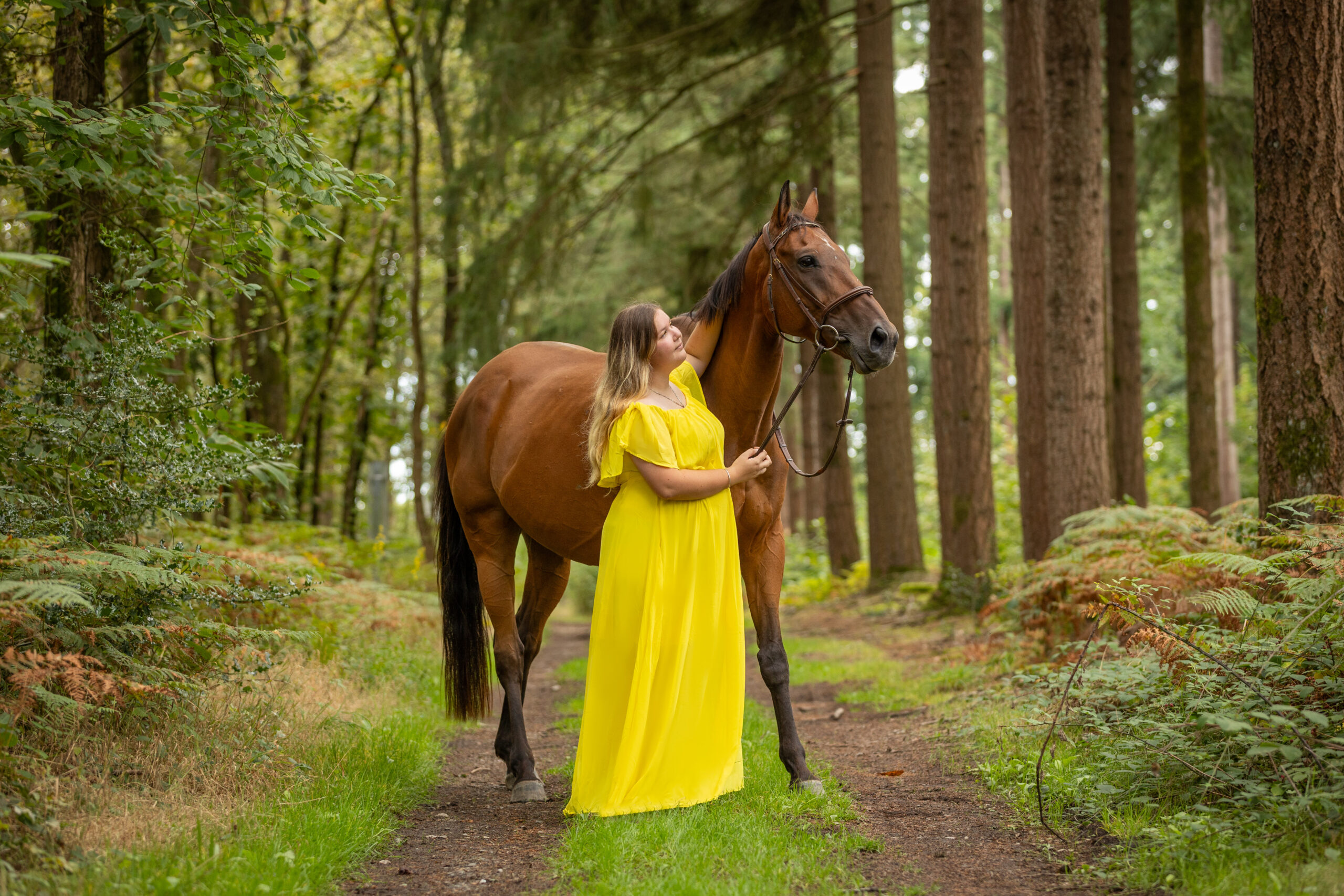 shooting entre cheval et cavalière en extérieur